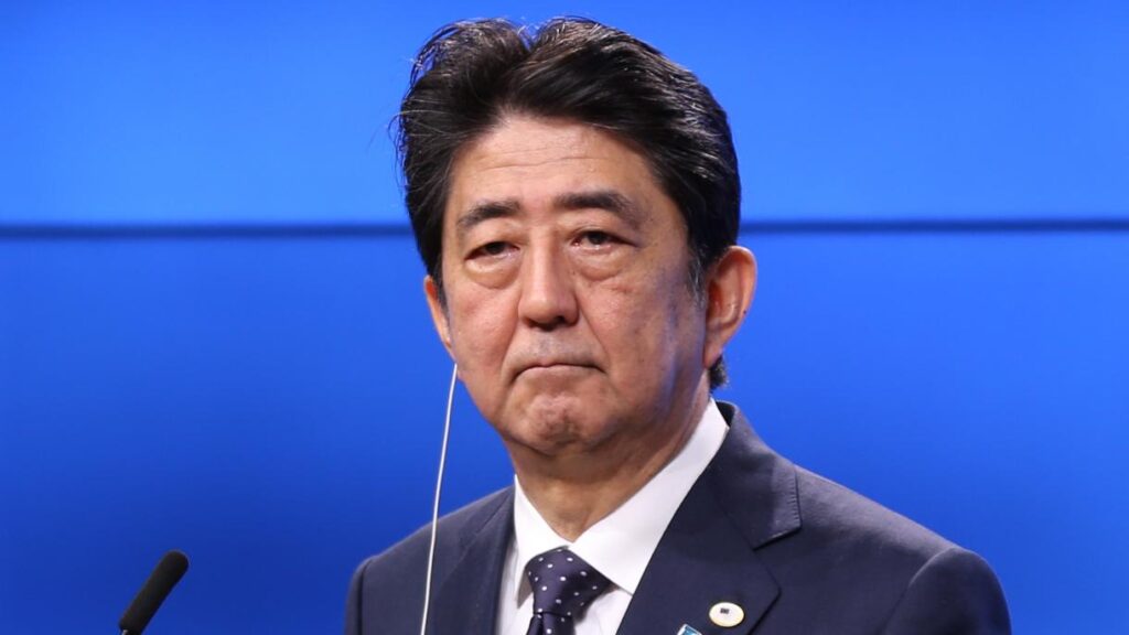 По информации японских СМИ, бывший премьер-министр страны Синдзо Абэ скончался от полученного ранения