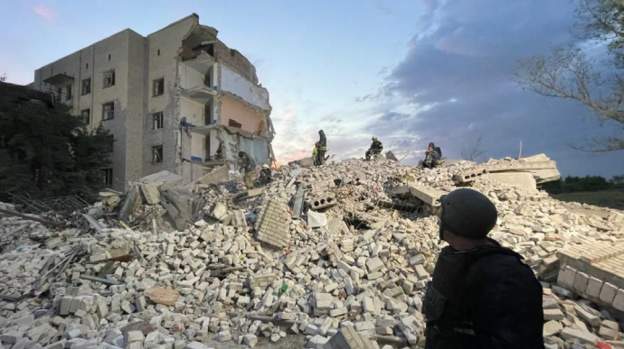 По данным украинской стороны, россияне разбомбили дом под Бахмутом, погибли не менее шести человек
