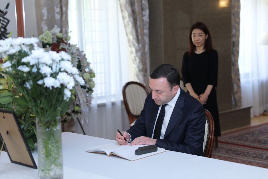 Ираклий Гарибашвили сделал запись в книге соболезнований, открытой в посольстве Японии, в связи со смертью Синдзо Абэ