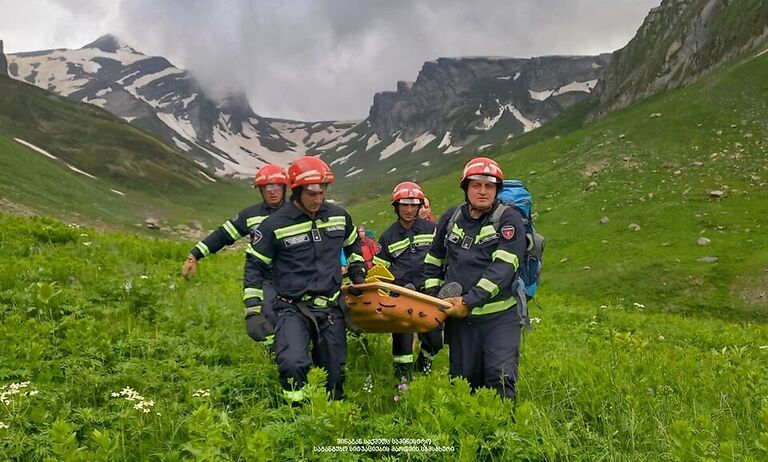 Спасатели вертолетом доставили в Кутаиси пострадавшего туриста, находившегося у пика Катицвера в Они
