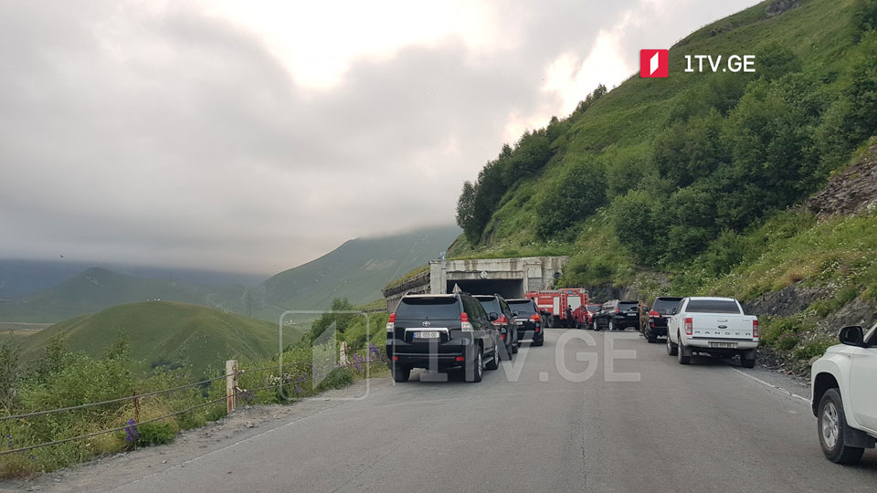 Министр ВД Вахтанг Гомелаури прибыл в Гудаури, где разбился вертолет пограничной полиции