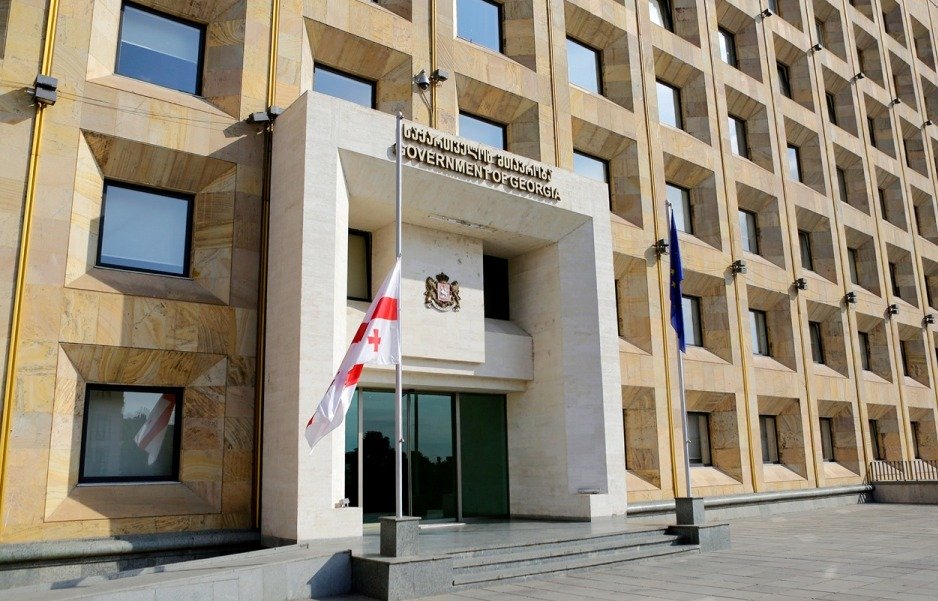 В связи с днем ​​траура на зданиях правительства, парламента и МВД Грузии приспущены государственные флаги
