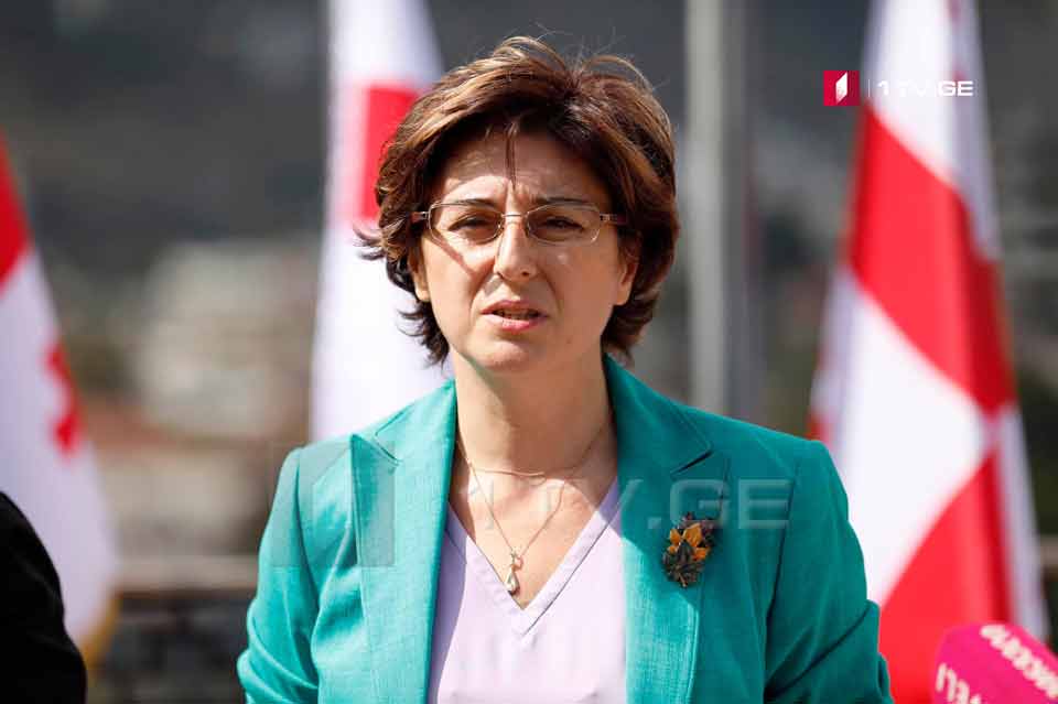 Խաթունա Սամնիձե. Պապուաշվիլիի հայտարարությունը, թե ինչ-որ մեկը ազդում է մեկ ուրիշի վրա, վիրավորական է, մենք անկախ կուսակցության ներկայացուցիչներ ենք և մենք ենք որոշում, երբ և ինչ ձևով ներգրավվել աշխատանքային խմբերում