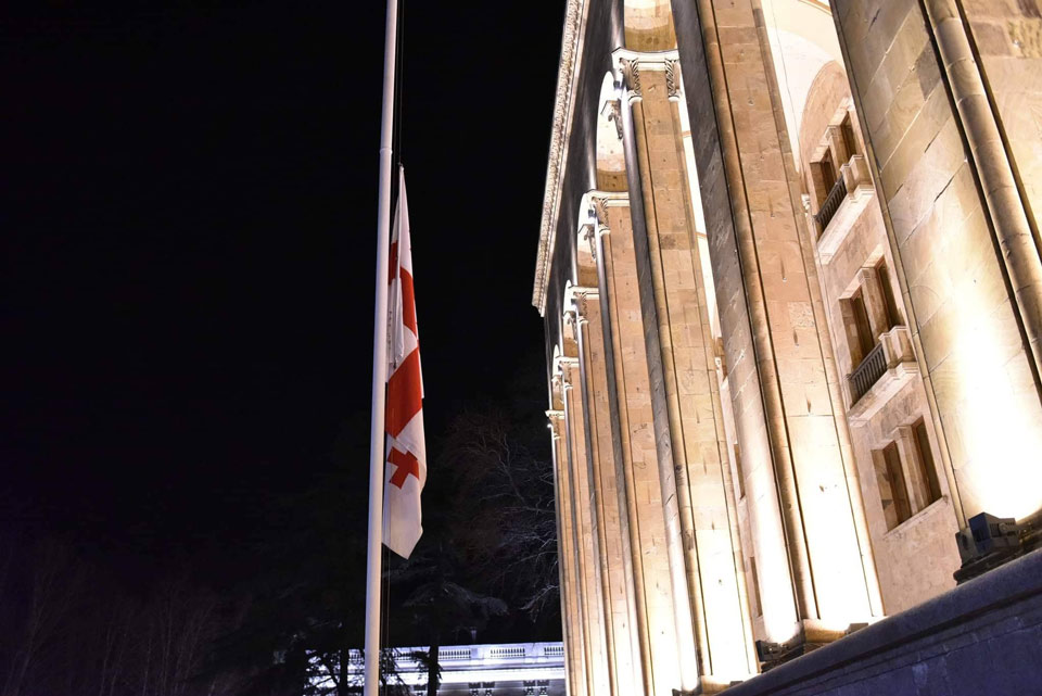 Ի պատիվ ռուս-վրացական օգոստոսյան պատերազմում զոհվածների հիշատակին խորհրդարանի շենքի  Վրաստանի պետական ​​դրոշը իջեցվել է