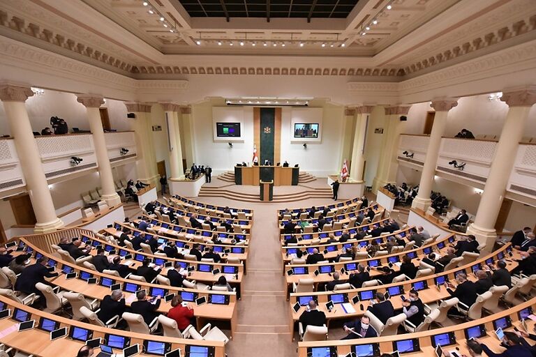 В парламенте Грузии почтили память королевы Елизаветы II минутой молчания