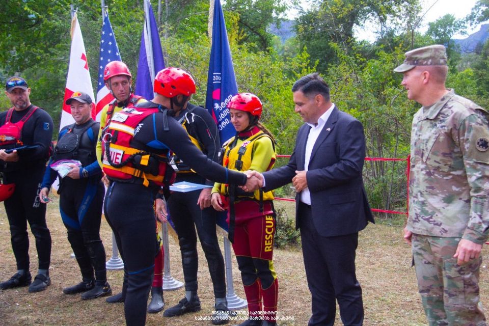 Georgian rescuers complete exercises