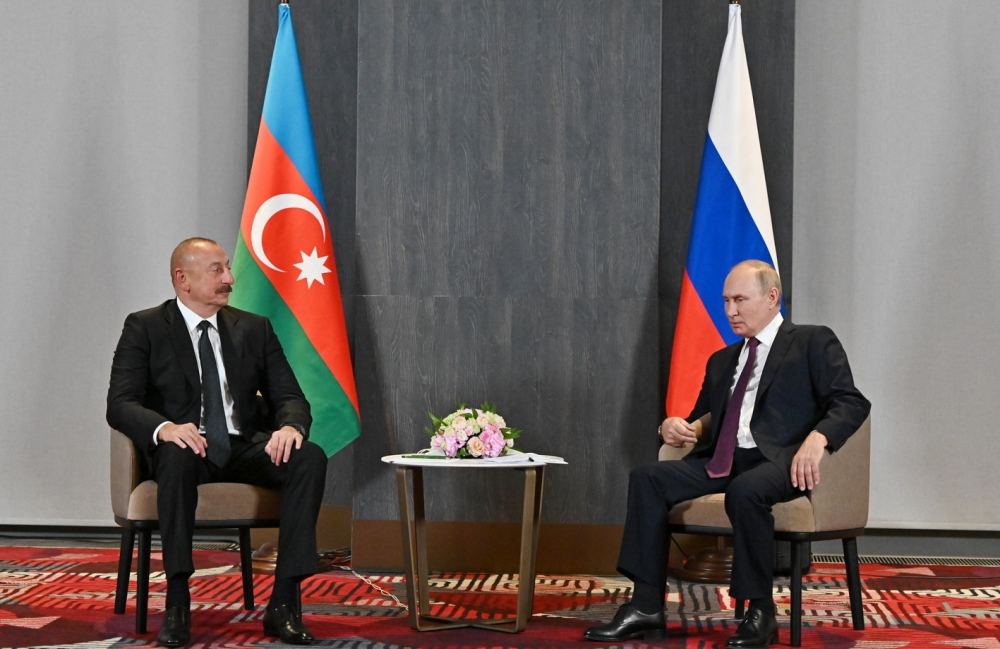 Mətbuat tərəfindən yayılan məlumatda Vladimer Putinin Ermənistanın baş naziri ilə söhbətinin məzmunu barədə İlham Əliyevə məlumat verdiyi deyilir