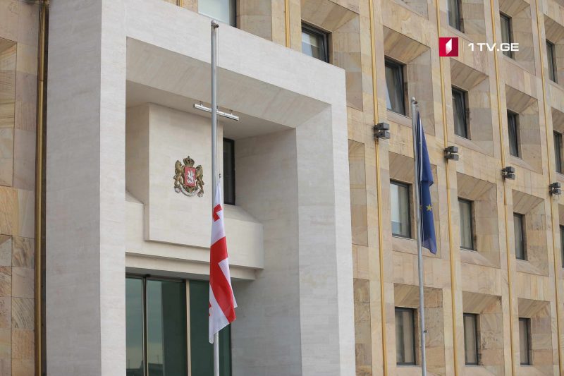 В связи с 29-й годовщиной падения Сухуми на всех административных зданиях приспущены государственные флаги