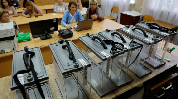 "BBC" rus mətbuatına istinadən yazır ki, ilkin göstəricilərə əsasən Ukraynanın işğal olunmuş ərazilərində keçirilən qondarma "referendumda" əksəriyyət Rusiyaya birləşməyə səs verib