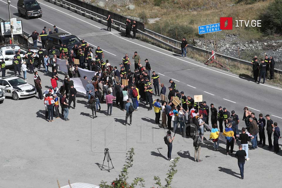 Активисты организации "Дроа" проводят акцию около ТПП "Ларс"