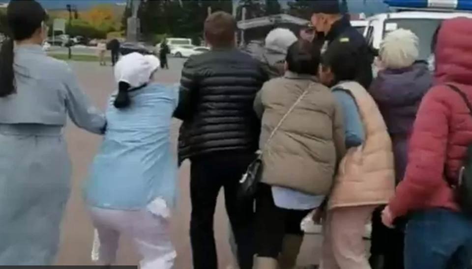 Mətbuat tərəfindən verilən məlumatda Rusiyanın Tuva Respublikasında qadınların səfərbərliyə qarşı etiraz aksiyası keçirdikləri, 20 nümayişçinin saxlanıldığı deyilir