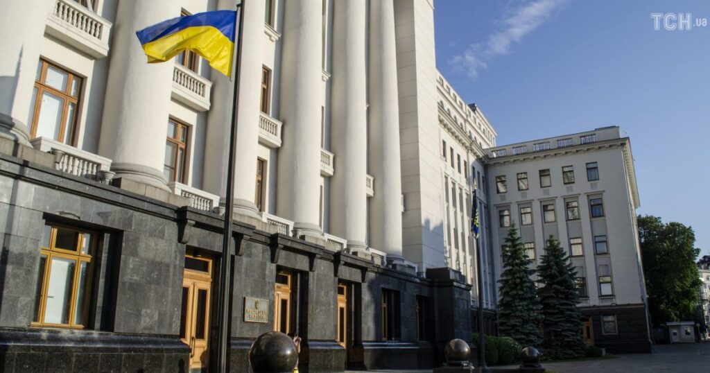 Офис президента Украины заявляет, что правительство и военное руководство приняли решение продолжить защиту города Бахмут