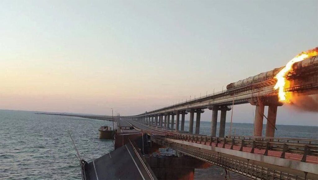 В Антитеррористическом комитете России заявили, что после взрыва обрушилась часть Крымского моста