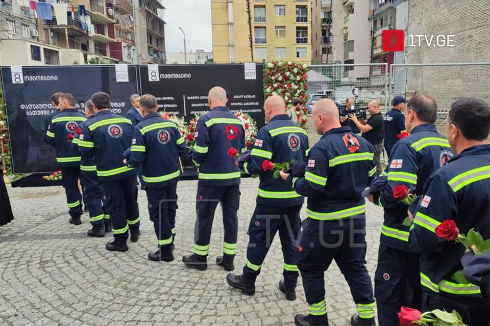 Batumidə oktyabrın 8-də yaşayış binasının uçması nəticəsində həlak olanların xatirəsi yad edildi