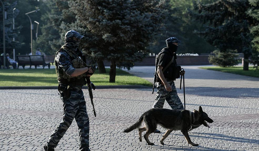 По сообщениям СМИ, два человека открыли огонь на полигоне Белгородского военного округа, убив 11 и ранив 15 человек