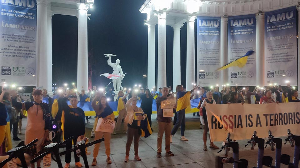 В Батуми граждане Украины провели акцию солидарности с Украиной