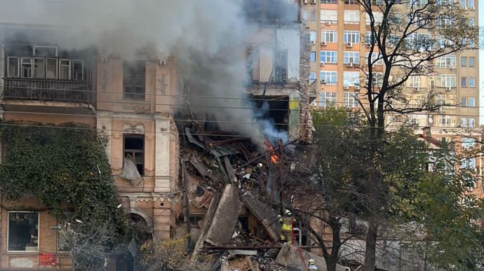 По сообщению украинских СМИ, в результате атаки дронов на Киев погибли три человека