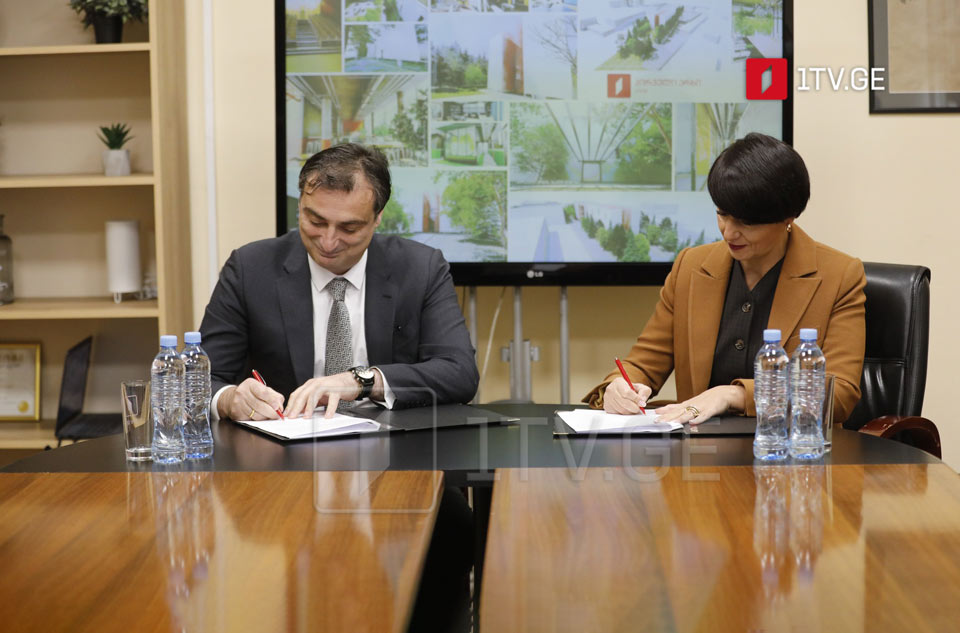 Тинатин Бердзенишвили и директор компании «Теплый дом» подписали контракт, который предусматривает выполнение электромеханических инженерных работ для нового здания Первого канала