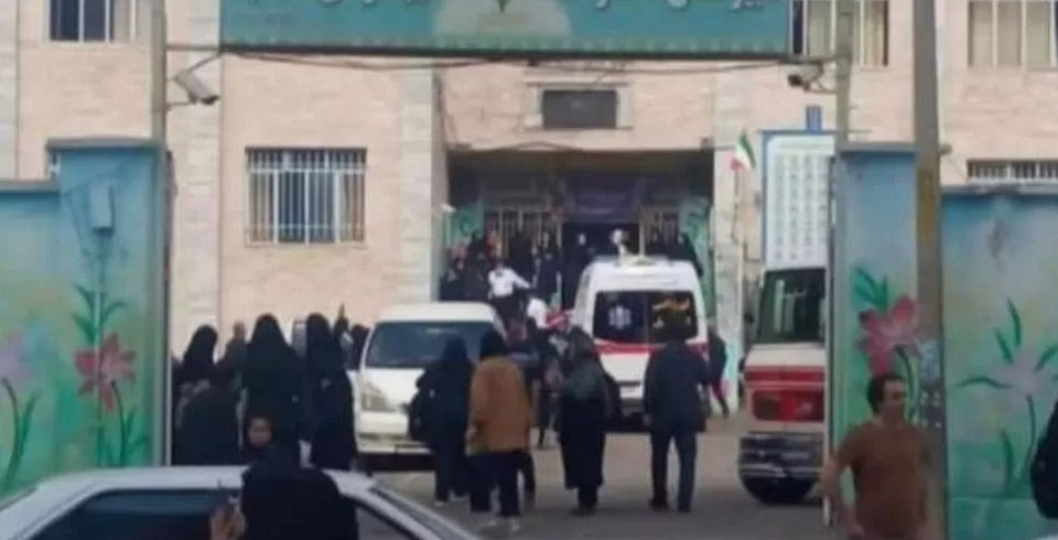 Medianın məlumatına görə, İranın Ərdəbil şəhərində təhlükəsizlik qüvvələri 15 yaşlı tələbə Əsra Fənahi döydülər, nəticədə qız dünyasını dəyişdi