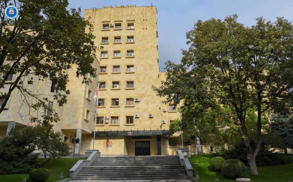 Դատախազությունը Շիդա Քարթլիի և Մցխեթա-Մթիանեթի շրջաններում պետական ​​սեփականություն հանդիսացող հողերը խարդախությամբ ձեռք բերելու գործով մեղադրանք է առաջադրել երկու անձի