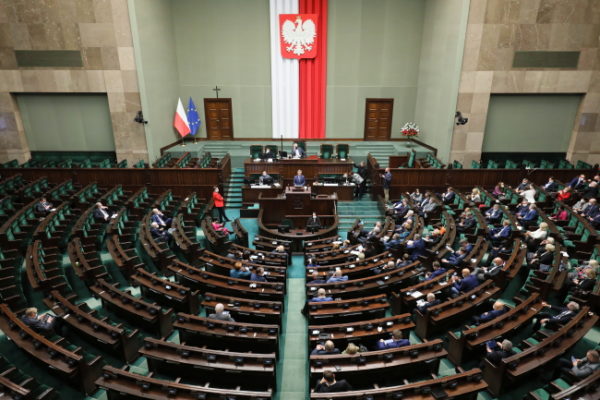 По сообщениям СМИ, польское правительство отменит часть льгот для украинских беженцев