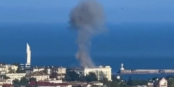 По информации украинских СМИ, в аннексированном Россией Севастополе звучат взрывы