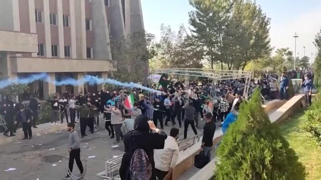 Media tərəfindən yayılan məlumatda İran təhlükəsizlik qüvvələrinin tələbələrə qarşı gözyaşardıcı qazdan istifadə etdiyi deyilir