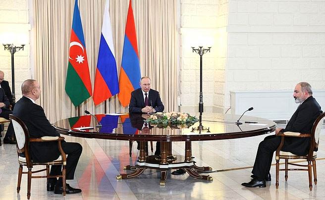 Лидеры Армении, Азербайджана и России выступили с совместным заявлением по итогам трехсторонних переговоров в Сочи
