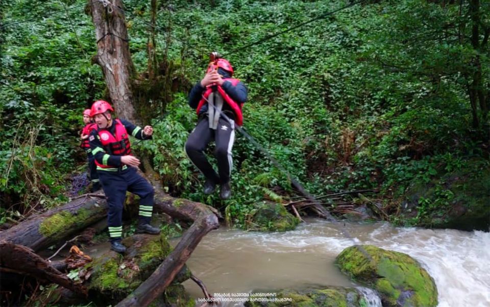 11 граждан, застрявших в Национальном парке Мтирала из-за разлива реки, спасатели вывезли в безопасное место
