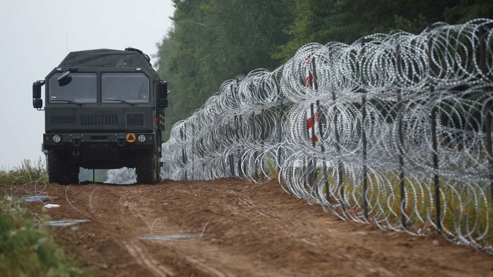 Polşanın müdafiə naziri təhlükəsizlik məqsədilə Polşa hərbçilərinin Kalininqrad yaxınlığında məftil hasar çəkməyə başladıqlarını bildirir
