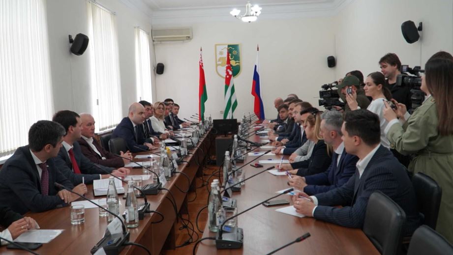 По сообщениям СМИ, делегация парламентского собрания Беларуси прибыла в оккупированную Абхазию