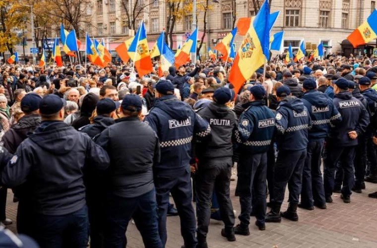По данным СМИ, полиция задержала около 50 человек на антиправительственной акции в Молдове