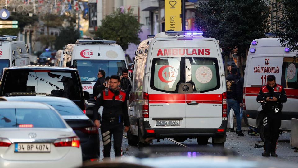 Губернатор Стамбула - В результате взрыва в центре города четыре человека погибли и 38 получили ранения