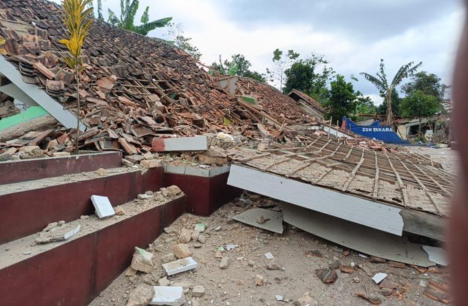 В результате землетрясения в Индонезии погибли по меньшей мере 40 человек