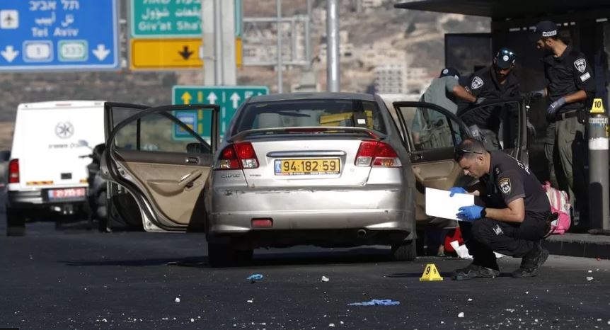 В результате взрывов возле двух автобусных остановок в Иерусалиме погиб один человек, 14 получили ранения
