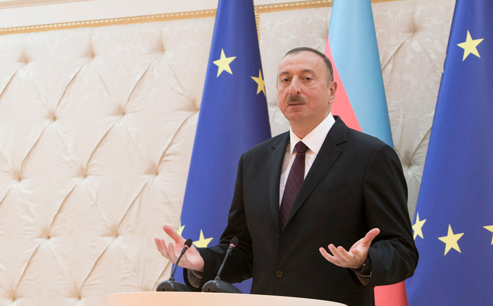 İlham Əliyev Rusiya-Ukrayna müharibəsi başlayandan sonra 10-dan artıq ölkədən qaz həcminin artırılması və ya qazın nəqlinə başlanılması ilə bağlı Azərbaycana müraciətlər edildiyini bildirir