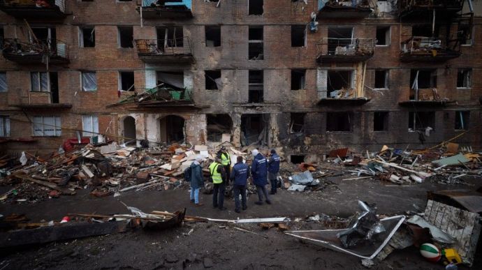 В результате российского ракетного обстрела по украинскому Вышгороду количество жертв увеличилось до семи, 42 человека пострадали