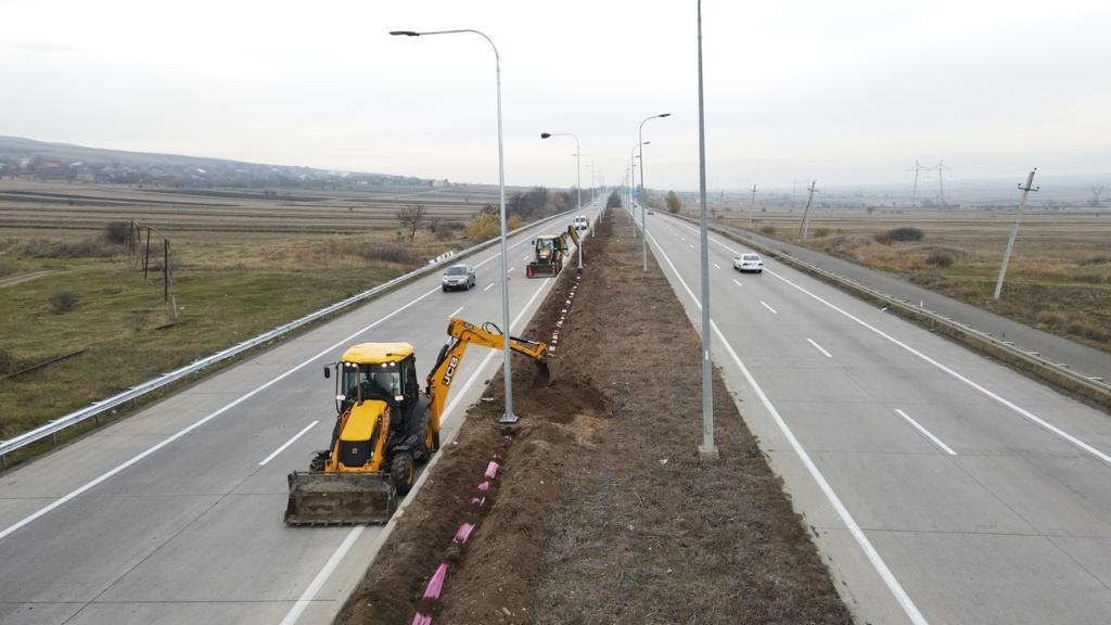 Avtomobil Yolları tərəfindən verilən məlumatda Tbilisi-Senaki-Leselidze yolunda yol təhlükəsizliyinin təkmilləşdirilməsi tədbirlərinin davam etdirildiyi deyilir