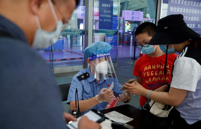 В Китае за сутки выявлено рекордное количество новых случаев заражения COVID-19