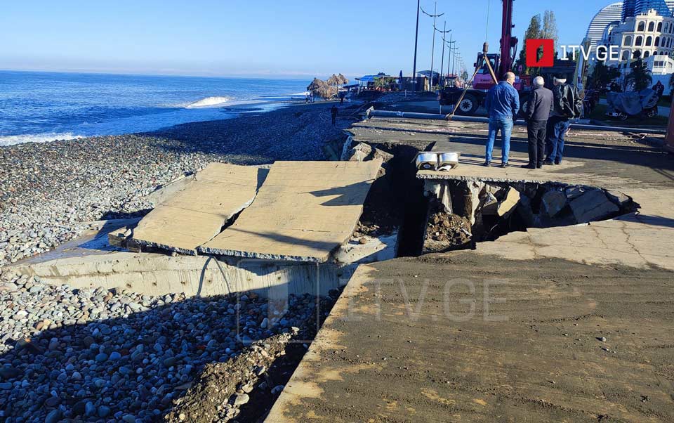 В результате сильного шторма пострадало побережье Нового бульвара в Батуми