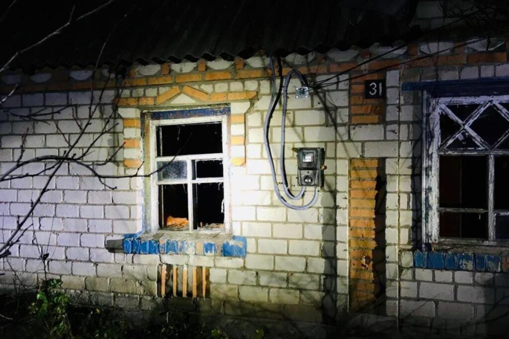 В результате обстрела российскими войсками Днепропетровской области Украины повреждены жилые дома и газопровод