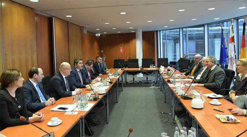 Şalva Papuaşvili Almaniya Bundestaqında Gürcü-alman Forumunun üzvləri ilə görüşüb