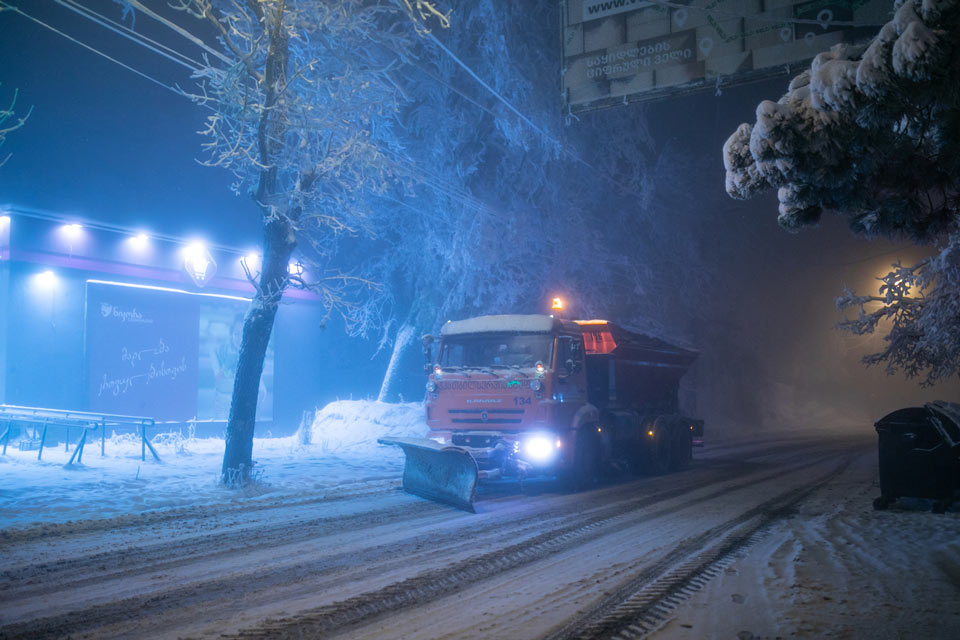 Мэрия Тбилиси - На прилегающих к Тбилиси территориях  расчищены дороги и посыпана техническая соль