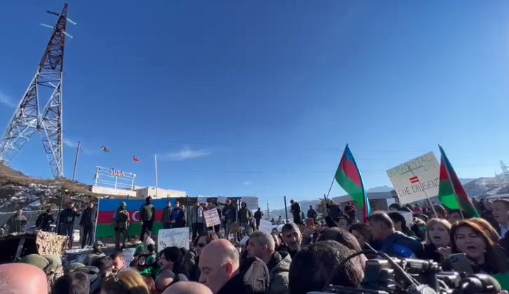 Azərbaycan mətbuatının məlumatına əsasən Azərbaycanın qeyri-hökumət təşkilatları artıq 6 saatdır ki, Rusiya hərbçilərinin nəzarət-buraxılış məntəqəsi yaxınlığında etiraz aksiyası keçirirlər