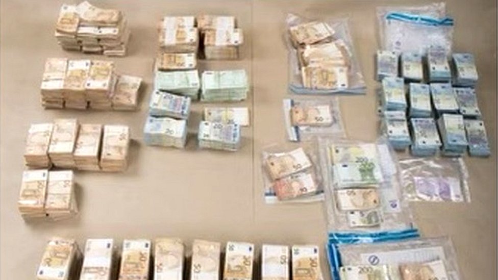 По данным бельгийской полиции, в рамках антикоррупционного расследования в Европарламенте было изъято 1,5 млн евро