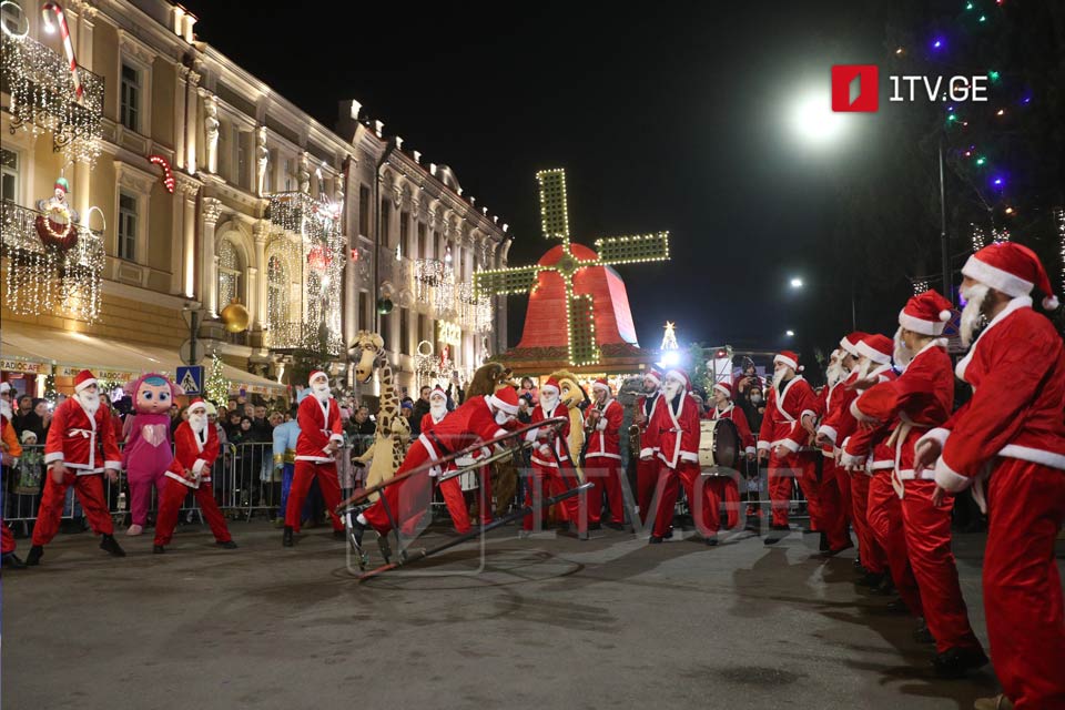 На площади Орбелиани в Тбилиси открылась «Новогодняя деревня» (фото)