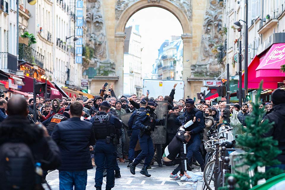 В Париже акция протеста возле Курдского культурного центра переросла в столкновения, правоохранители применили слезоточивый газ