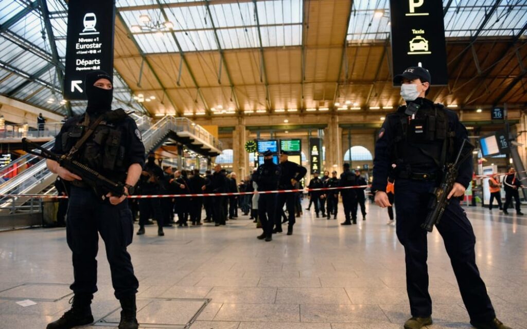 В результате вооруженного нападения на вокзале в Париже пострадали шесть человек