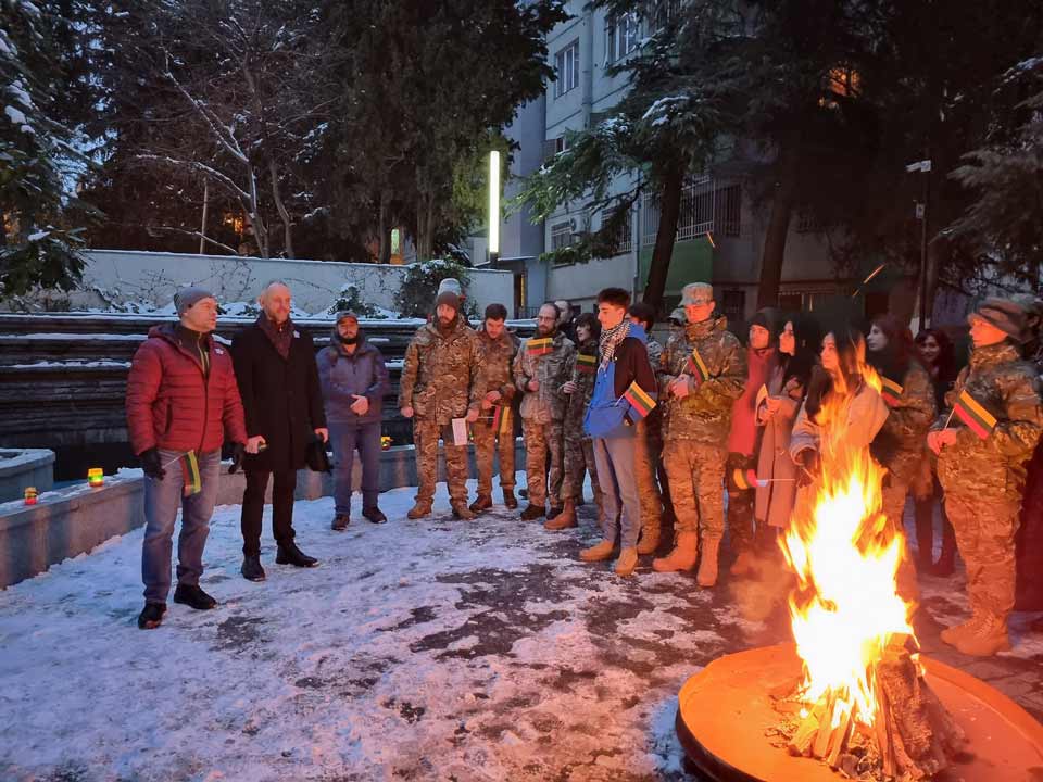 В Вильнюсском сквере в Тбилиси состоялось мероприятие посвященное памяти героев, погибших во время трагических событий 13 января 1991 года в Вильнюсе