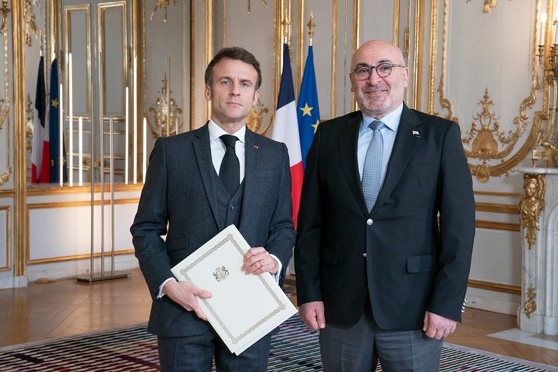 Посол Грузии во Франции Гоча Джавахишвили вручил Эммануэлю Макрону верительные грамоты